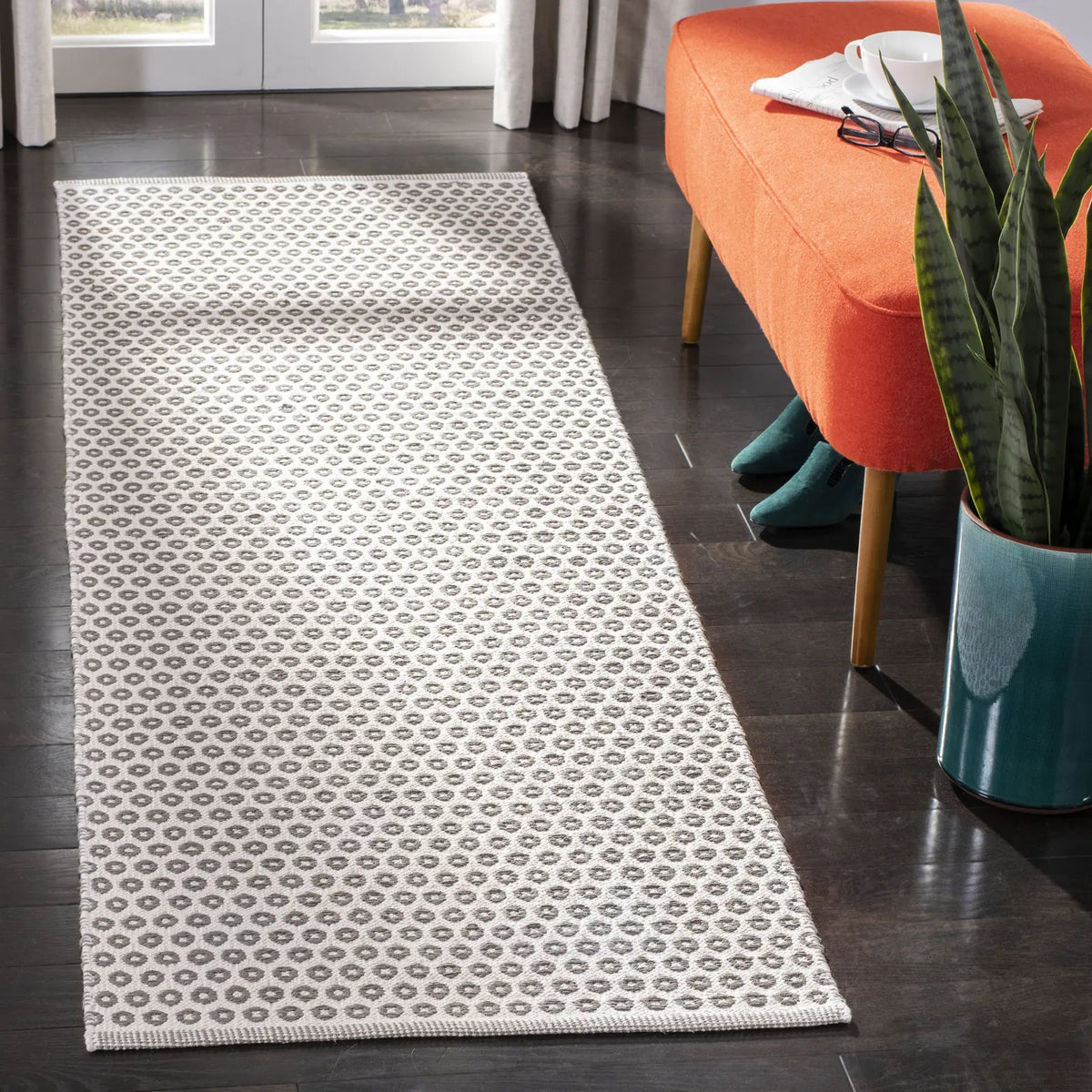 Safavieh Montauk 2'-3" x 7'-0" Rug in Grey / Ivory