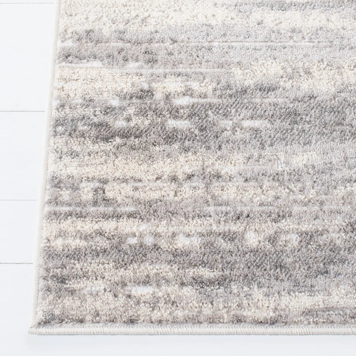 Safavieh Skyler 4'-5" x 6'-5" Rug in Light Grey / Ivory