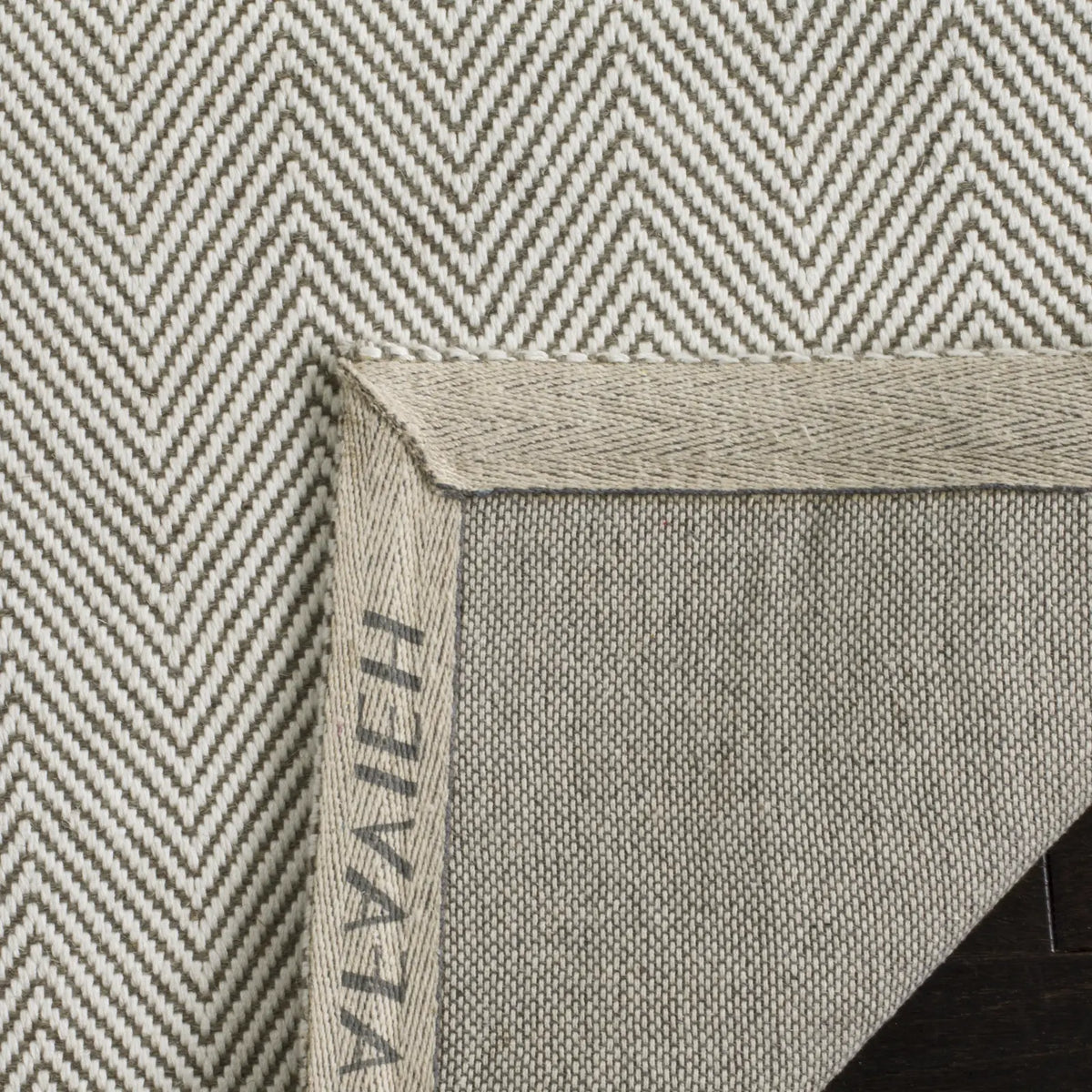 Safavieh Marbella 5'-0" x 8'-0" Rug in Silver