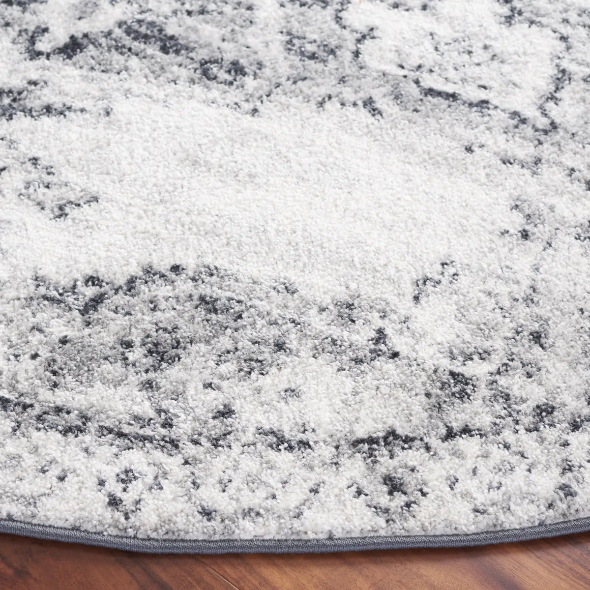 Safavieh Layla 6'-7" x 6'-7" Rug in Ivory Grey / Charcoal
