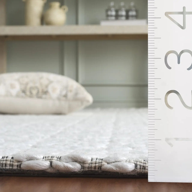 Safavieh Marbella 2'-3" x 8'-0" Rug in Ivory