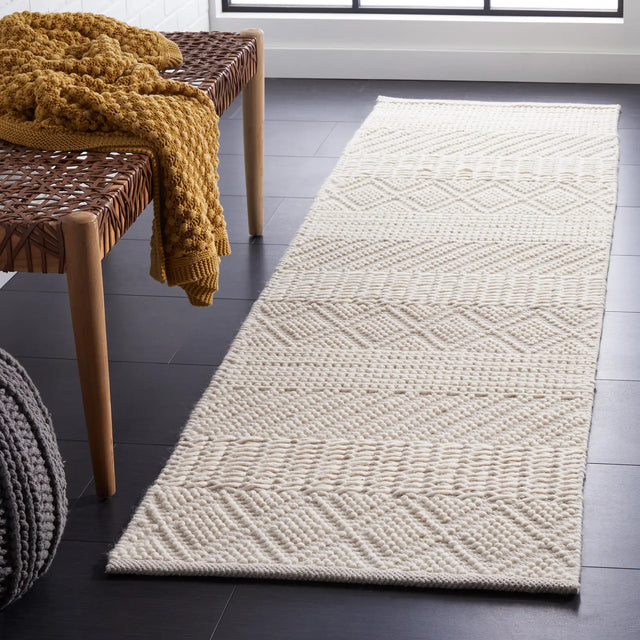 Safavieh Natura 2'-3" x 8'-0" Rug in Ivory
