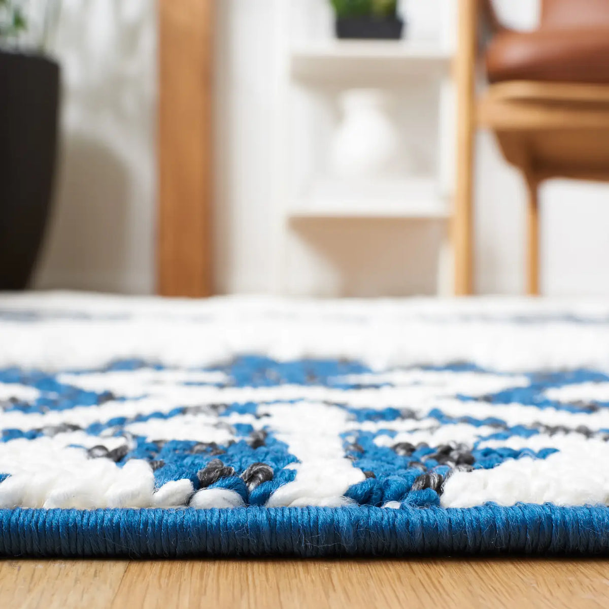 Safavieh Moroccan Tassel Shag 4'-0" x 6'-0" Rug in Navy / Ivory
