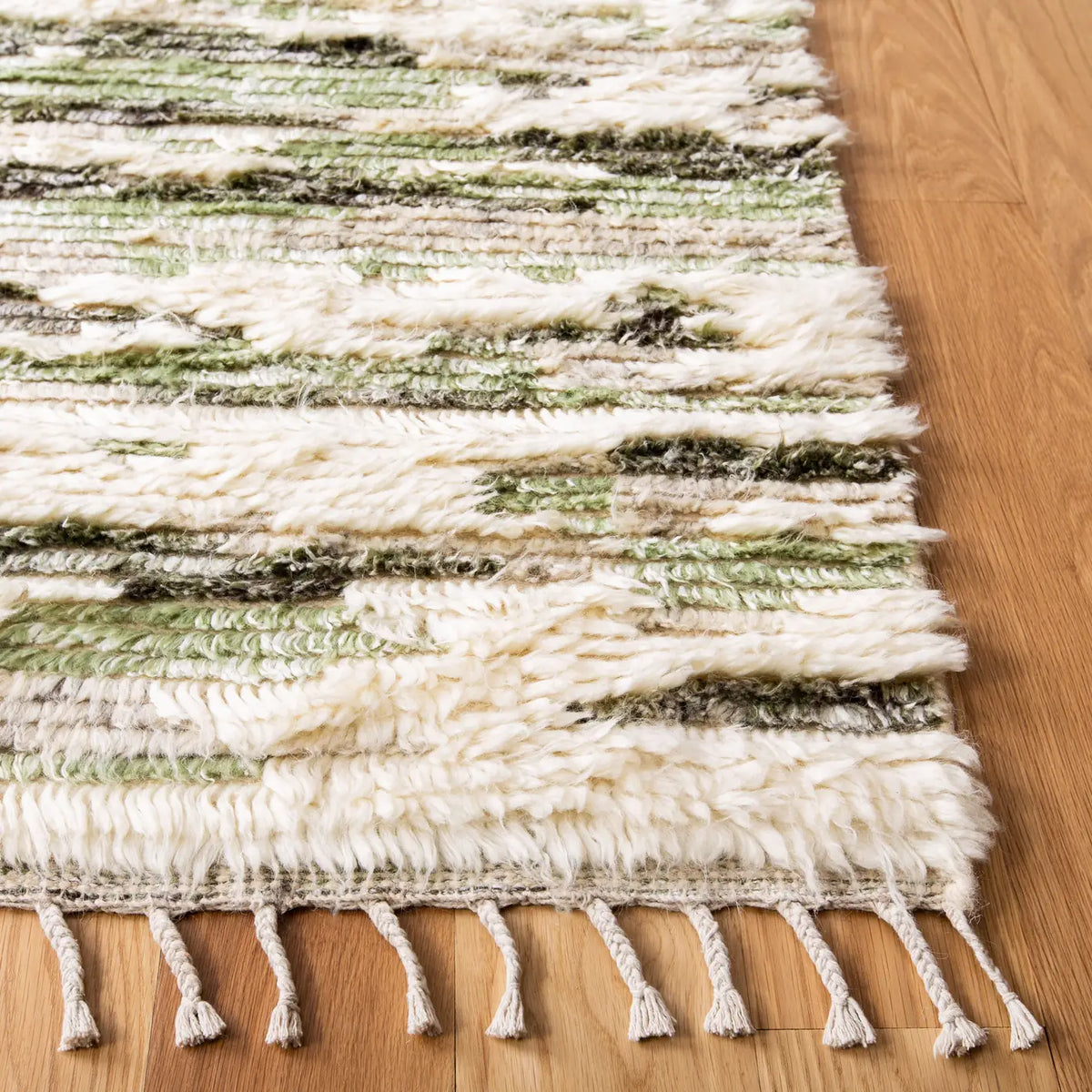 Safavieh Manhattan 4'-0" x 6'-0" Rug in Ivory / Green
