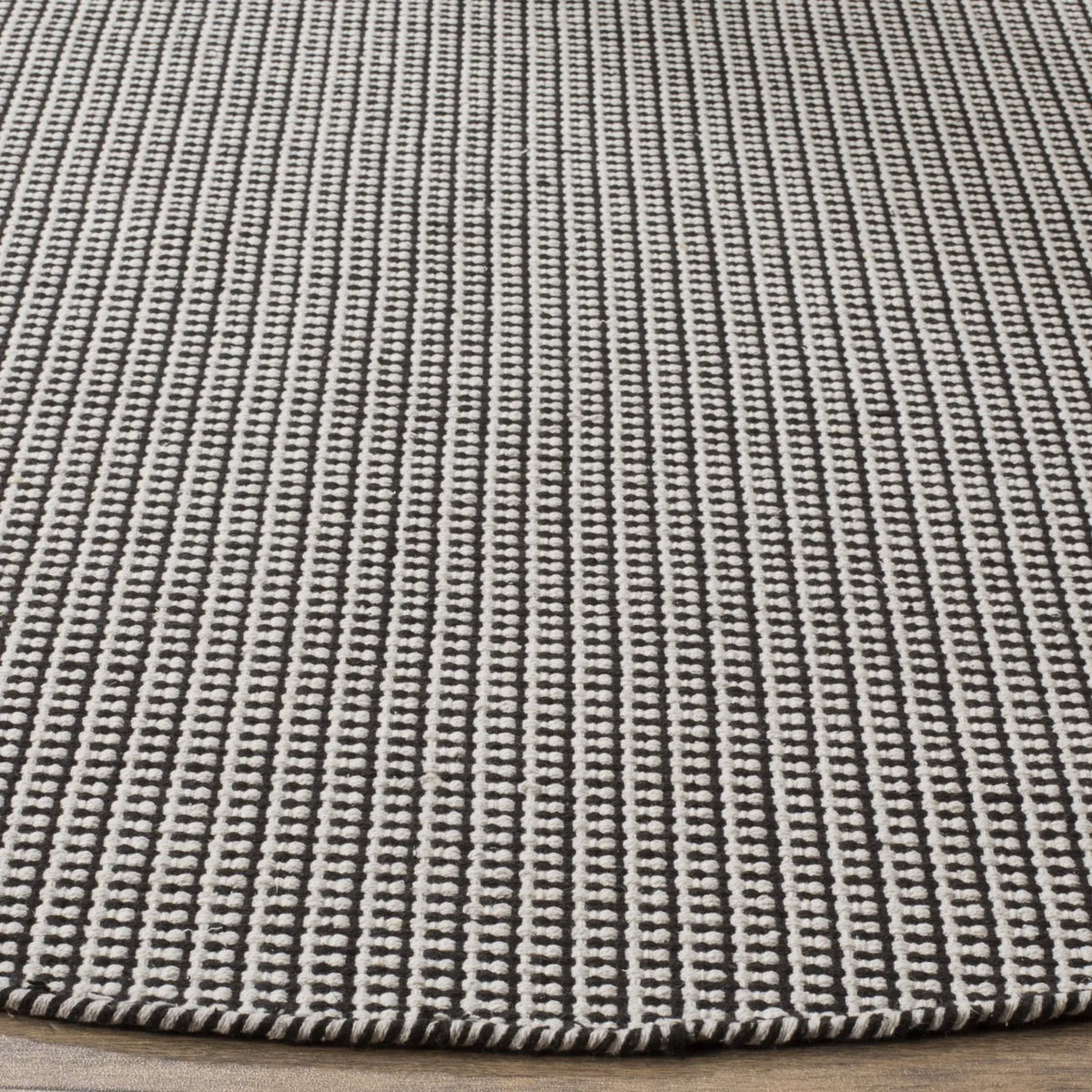 Safavieh Montauk 6'-0" x 6'-0" Rug in Ivory / Black