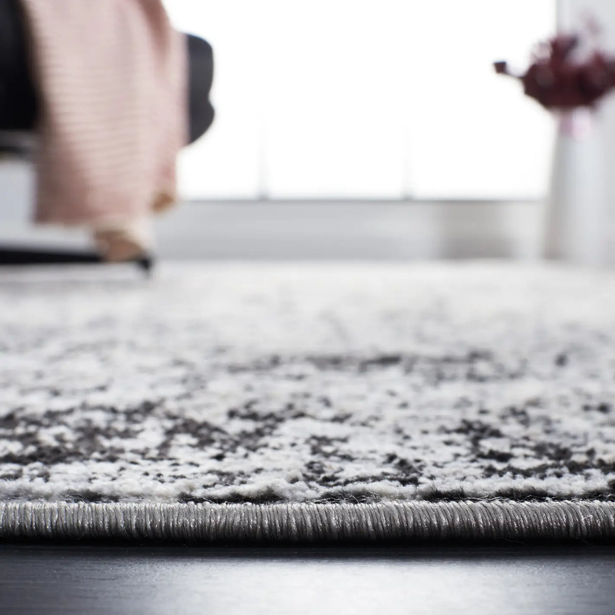 Safavieh Jasper 100 4'-0" x 6'-0" Rug in Ivory / Black