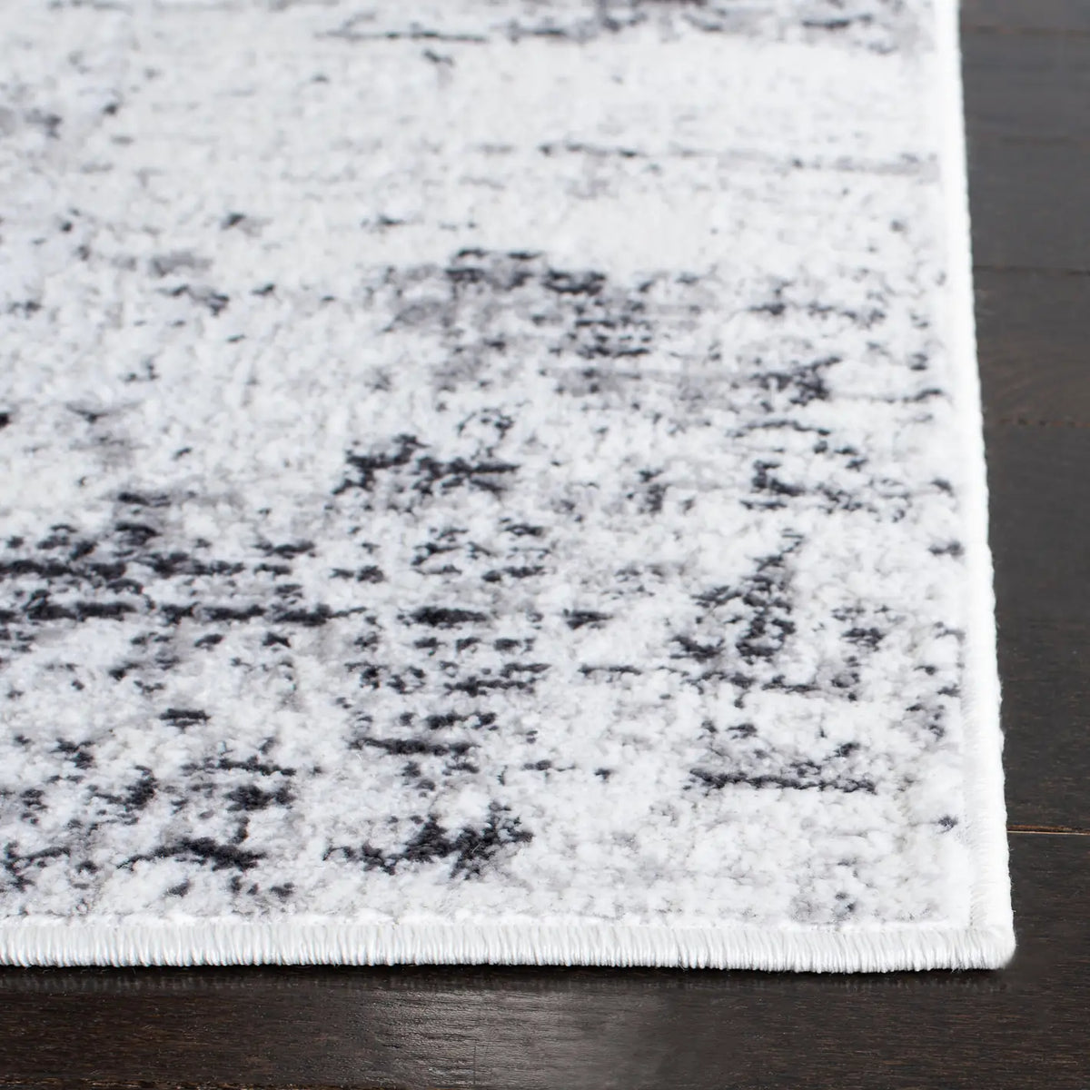 Safavieh Amelia 700 4'-0" x 6'-0" Rug in Ivory / Grey