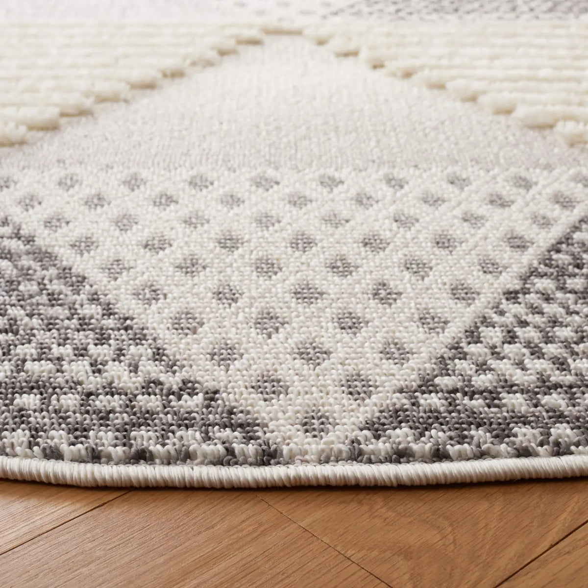 Safavieh Urban 6'-7" x 6'-7" Rug in Grey / Ivory