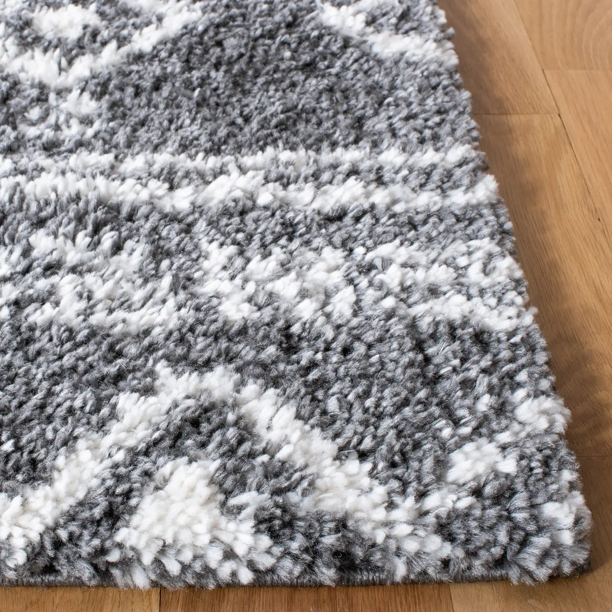 Safavieh Parma Shag 4'-0" x 6'-0" Rug in Charcoal / Ivory