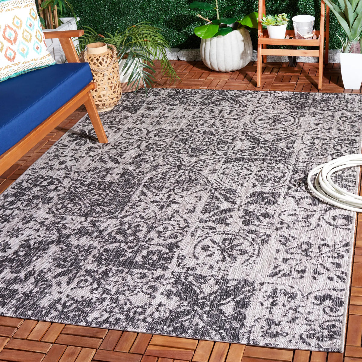 Safavieh Courtyard 5'-3" x 7'-7" Rug in Black / Beige