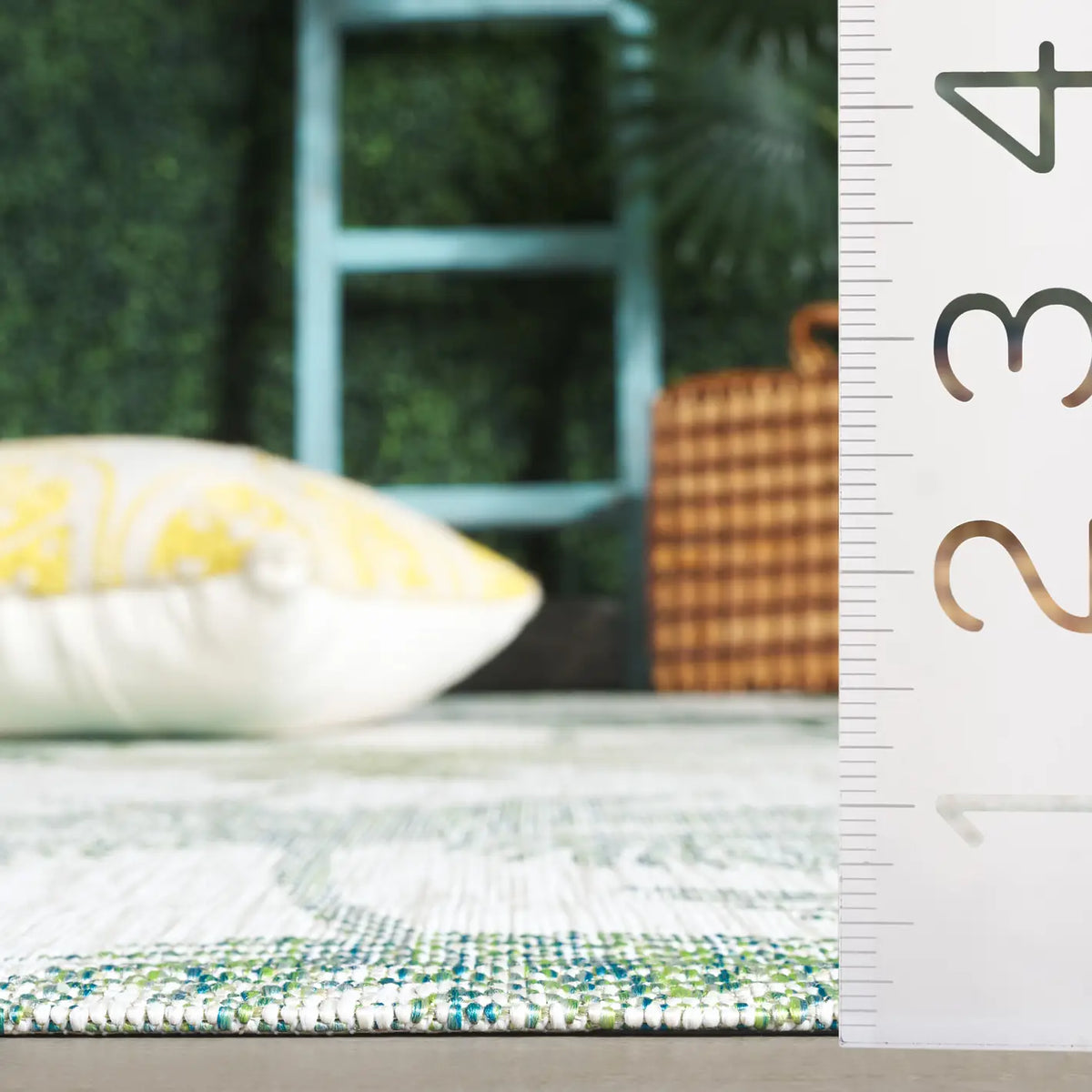 Safavieh Courtyard 4'-0" x 5'-7" Rug in Ivory / Green