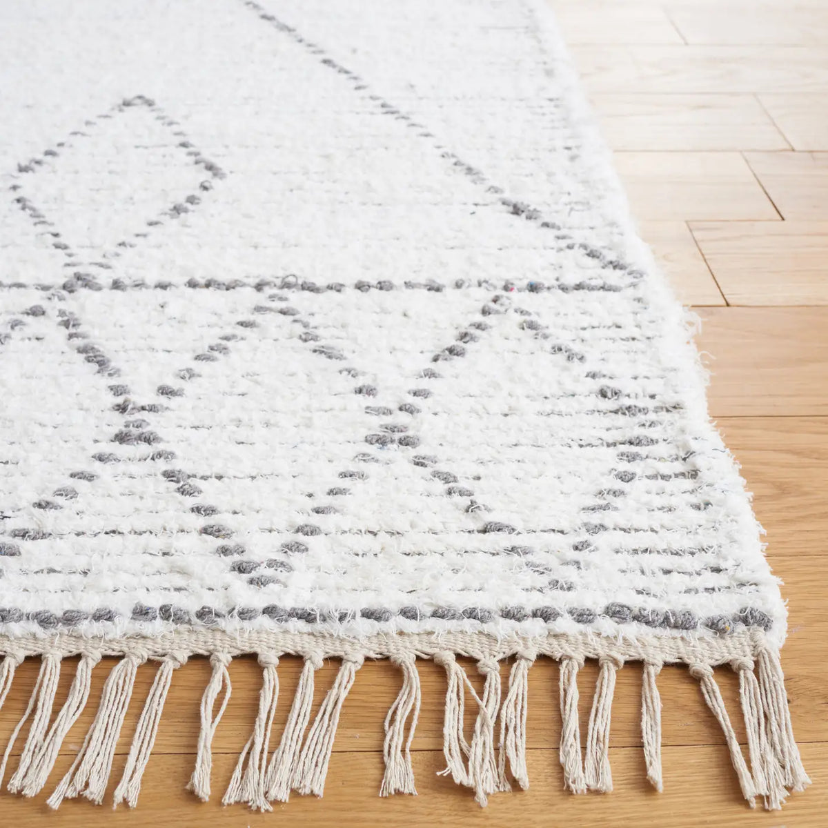 Safavieh Casablanca 4'-0" x 6'-0" Rug in Ivory / Grey