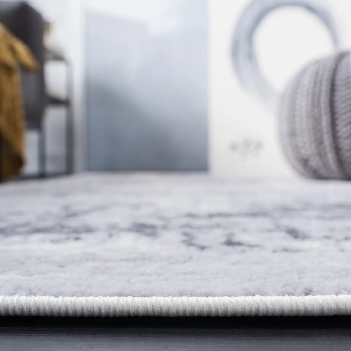 Safavieh Amelia 700 4'-0" x 6'-0" Rug in Grey / Ivory