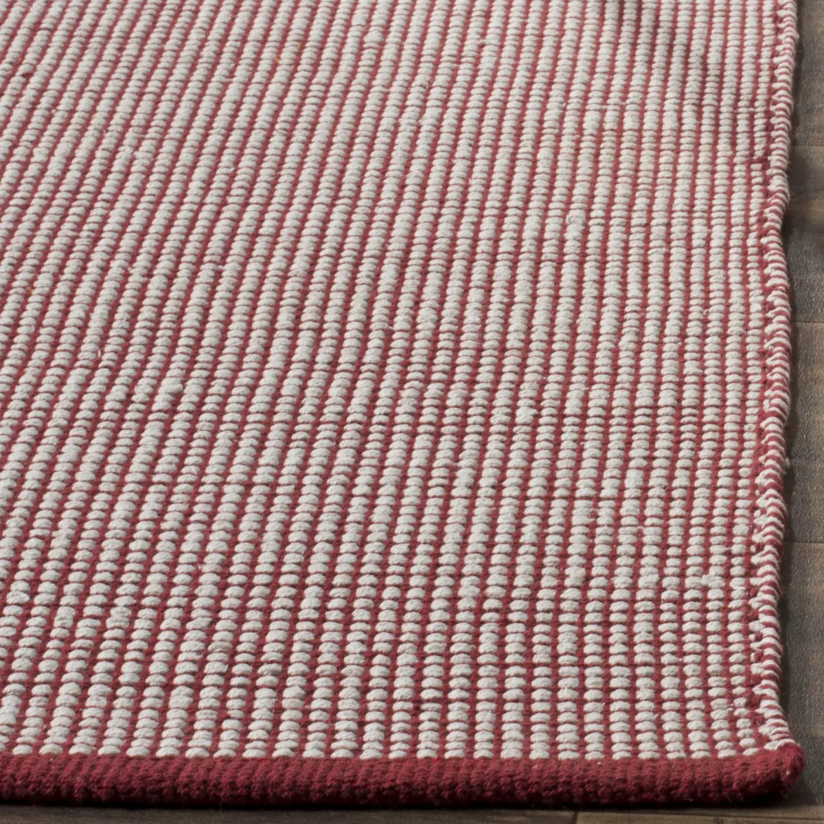 Safavieh Montauk 5'-0" x 8'-0" Rug in Ivory / Red
