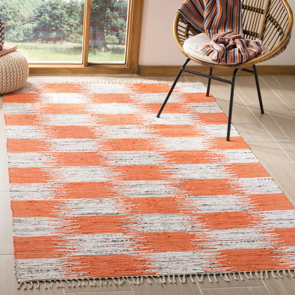 Safavieh Montauk 4'-0" x 6'-0" Rug in Orange / Multi
