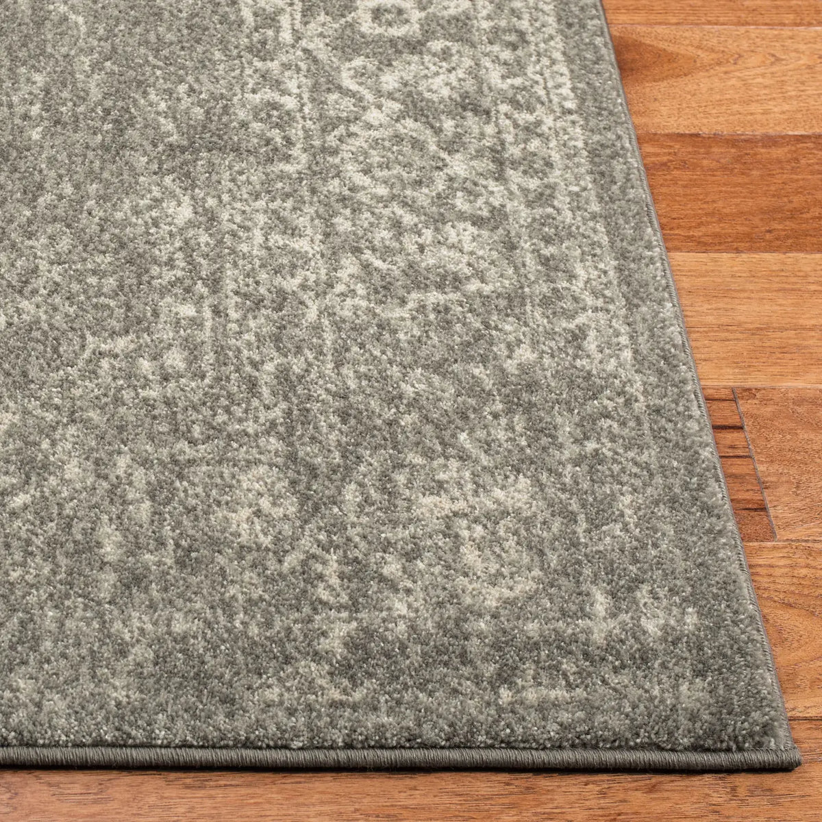 Safavieh Evoke 4'-0" x 6'-0" Rug in Silver / Ivory