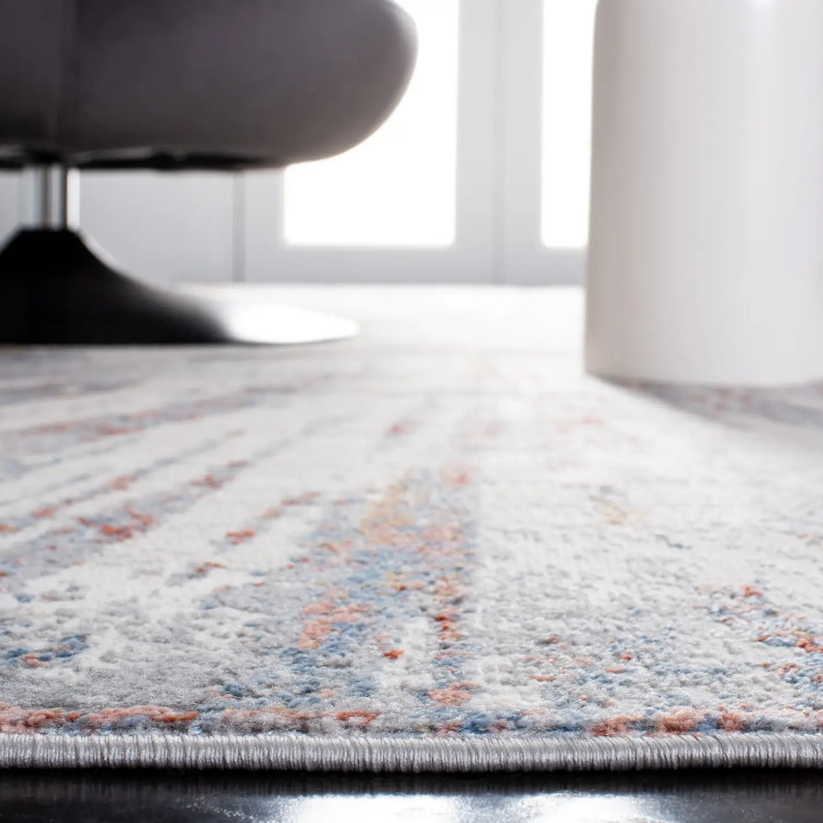 Safavieh Amelia 4'-5" x 6'-5" Rug in Grey / Rust