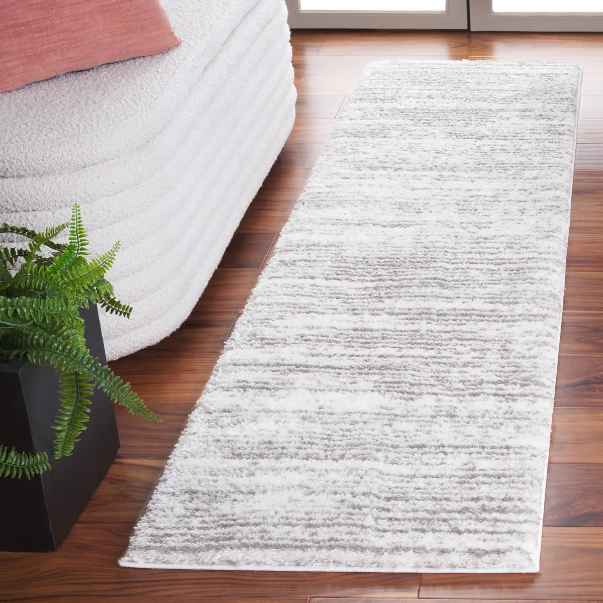 Safavieh Jasmine Shag 2'-0" x 8'-0" Rug in Ivory / Grey