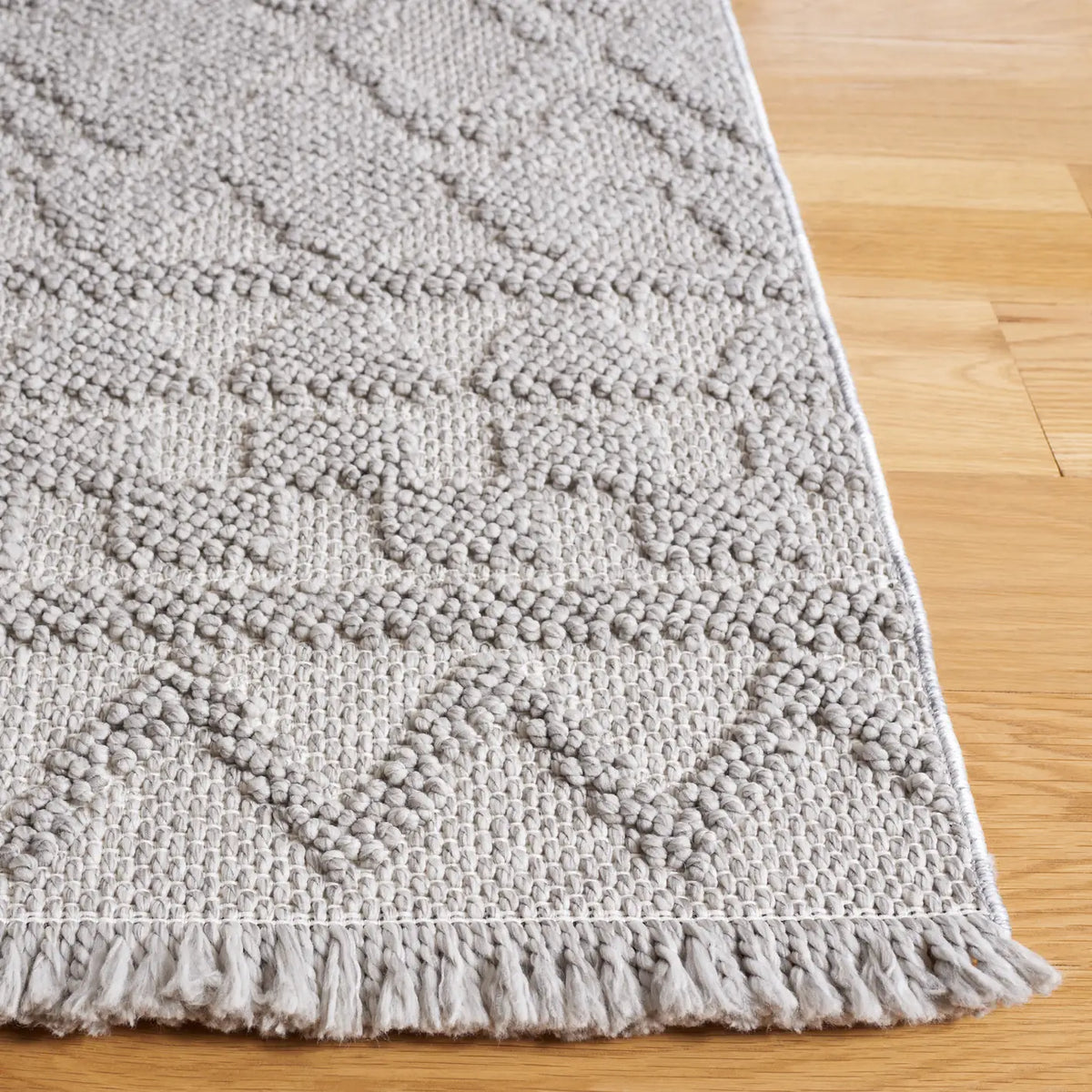 Safavieh Lotus 4'-0" x 6'-0" Rug in Light Grey / Grey