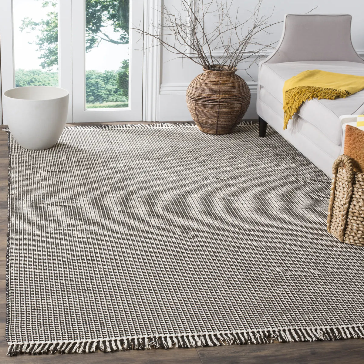 Safavieh Montauk 6'-0" x 9'-0" Rug in Ivory / Black