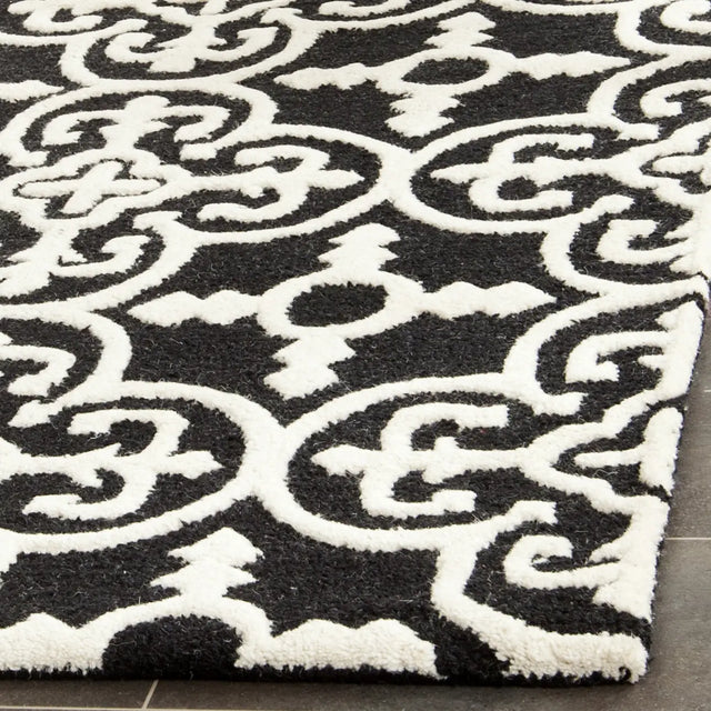 Safavieh Cambridge 5'-0" x 8'-0" Rug in Black / Ivory