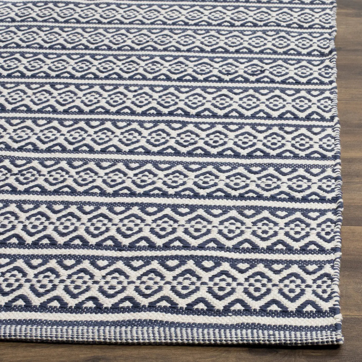 Safavieh Montauk 5'-0" x 8'-0" Rug in Ivory / Navy