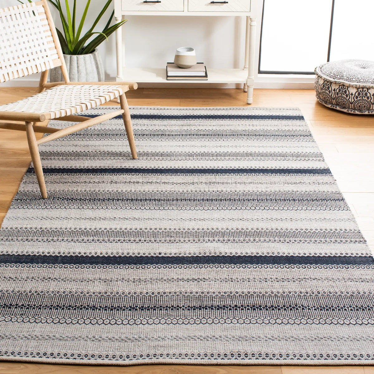 Safavieh Montauk 4'-0" x 6'-0" Rug in Grey / Black