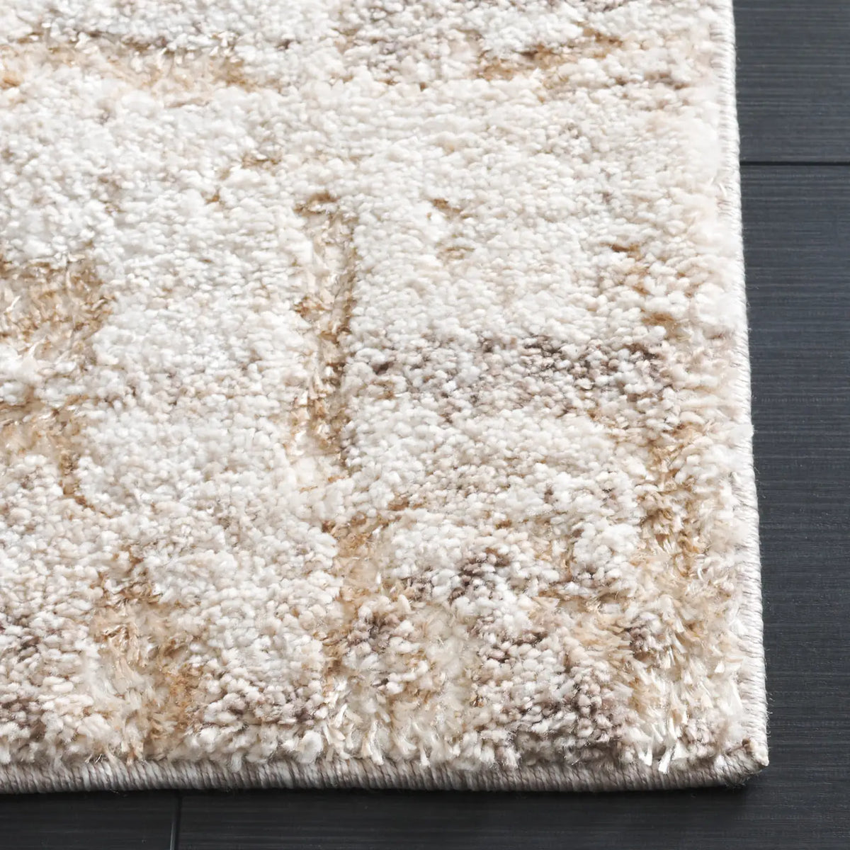 Safavieh Ravine Shag 4'-0" x 6'-0" Rug in Beige / Ivory