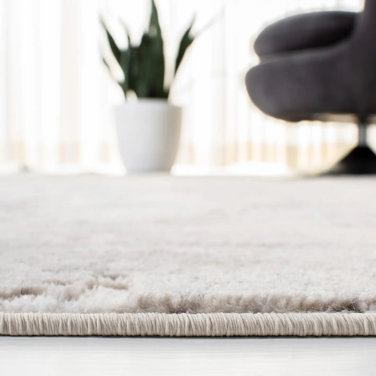 Safavieh Skyler 4'-5" x 6'-5" Rug in Light Grey / Grey