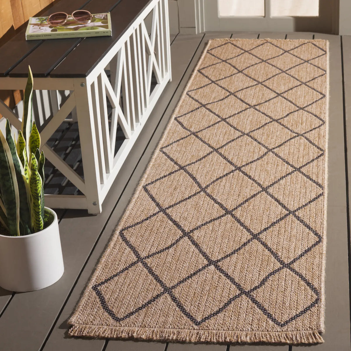 Safavieh Retreat 2'-2" x 8'-0" Rug in Natural / Black