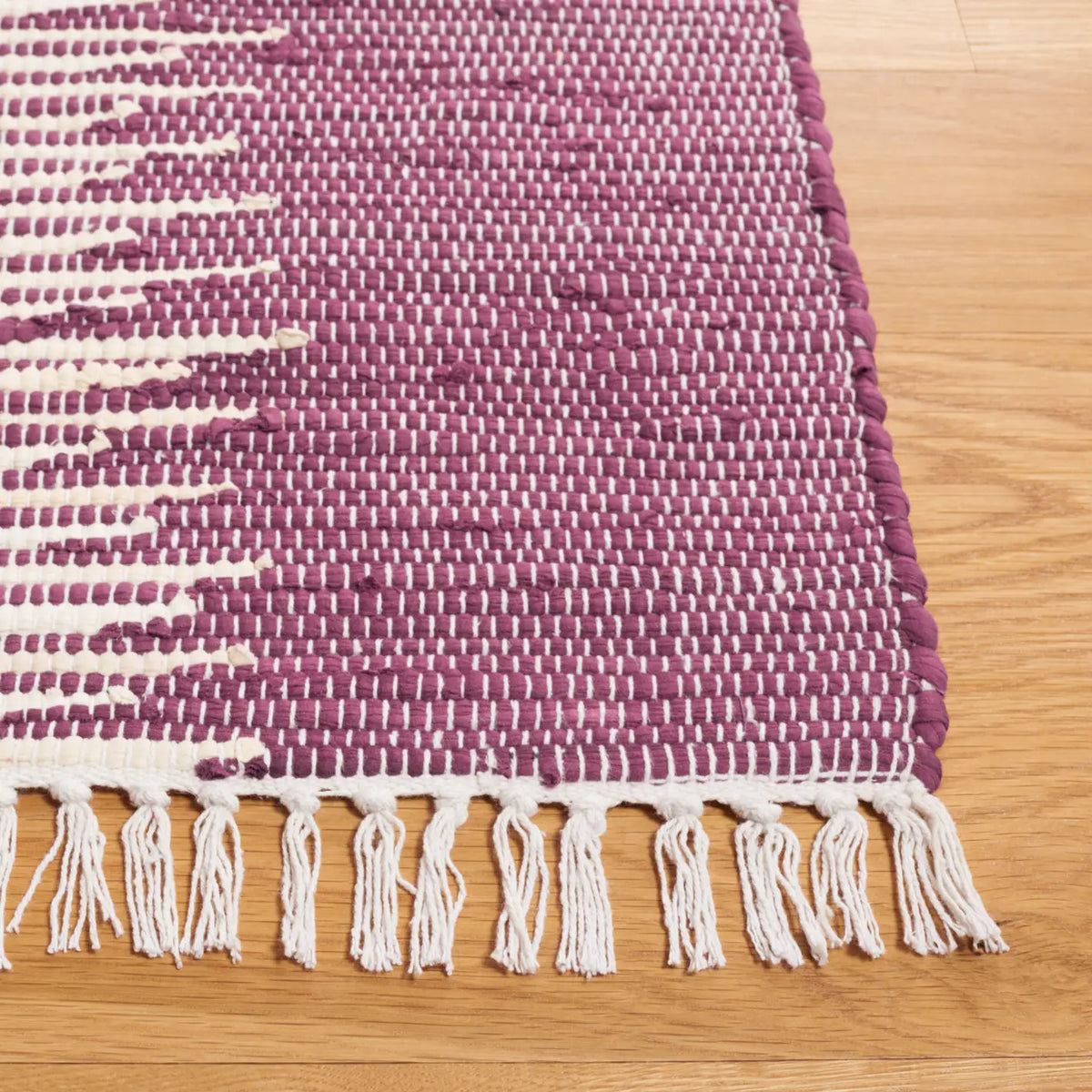 Safavieh Montauk 4'-0" x 6'-0" Rug in Purple