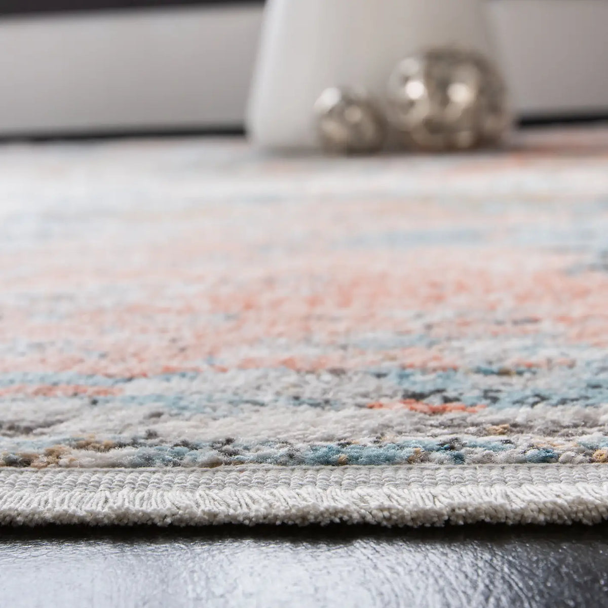 Safavieh Shivan 4'-0" x 6'-0" Rug in Grey / Pink
