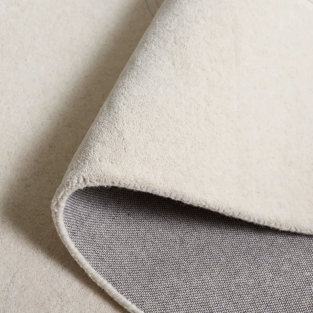 Safavieh Soho 4'-0" x 6'-0" Rug in Beige / Ivory