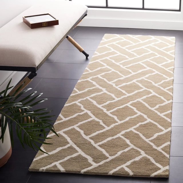 Safavieh Chatham 2'-3" x 7'-0" Rug in Beige / Ivory