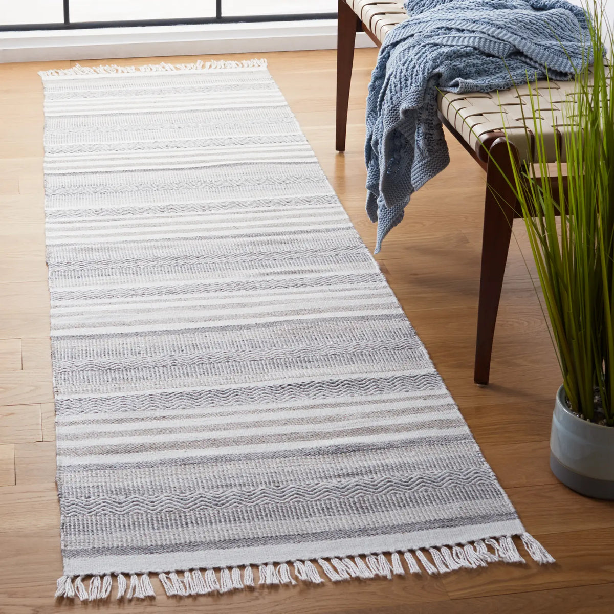 Safavieh Kilim 2'-3" x 8'-0" Rug in Ivory / Charcoal