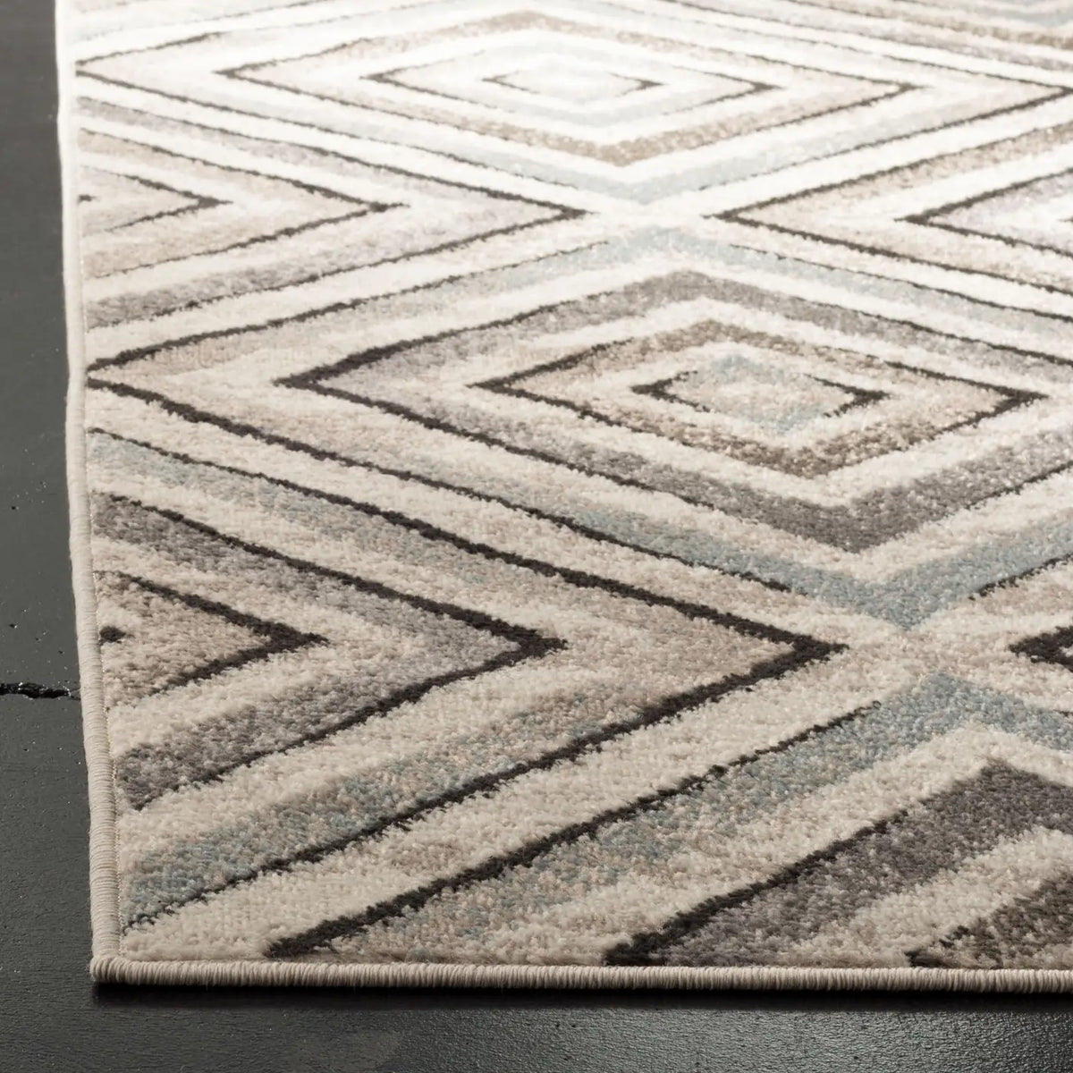 Safavieh Amsterdam 4'-0" x 6'-0" Rug in Cream / Beige