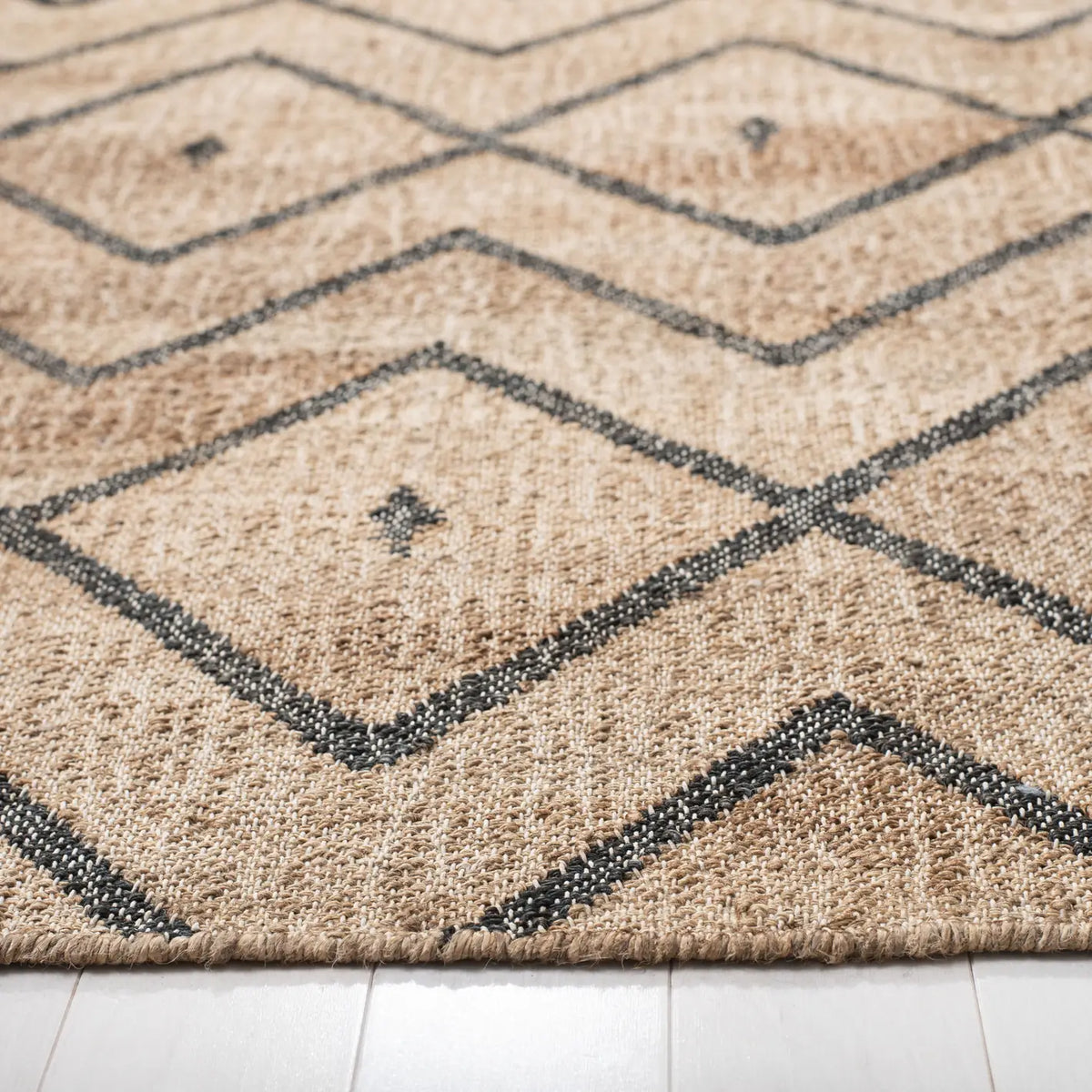 Safavieh Kilim 4'-0" x 6'-0" Rug in Natural / Charcoal