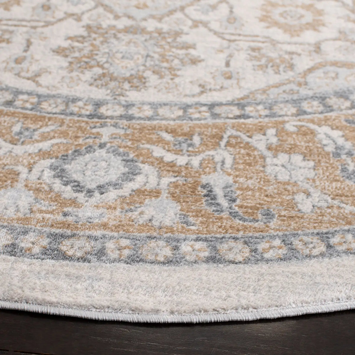 Safavieh Isabella 6'-7" x 6'-7" Rug in Cream / Beige