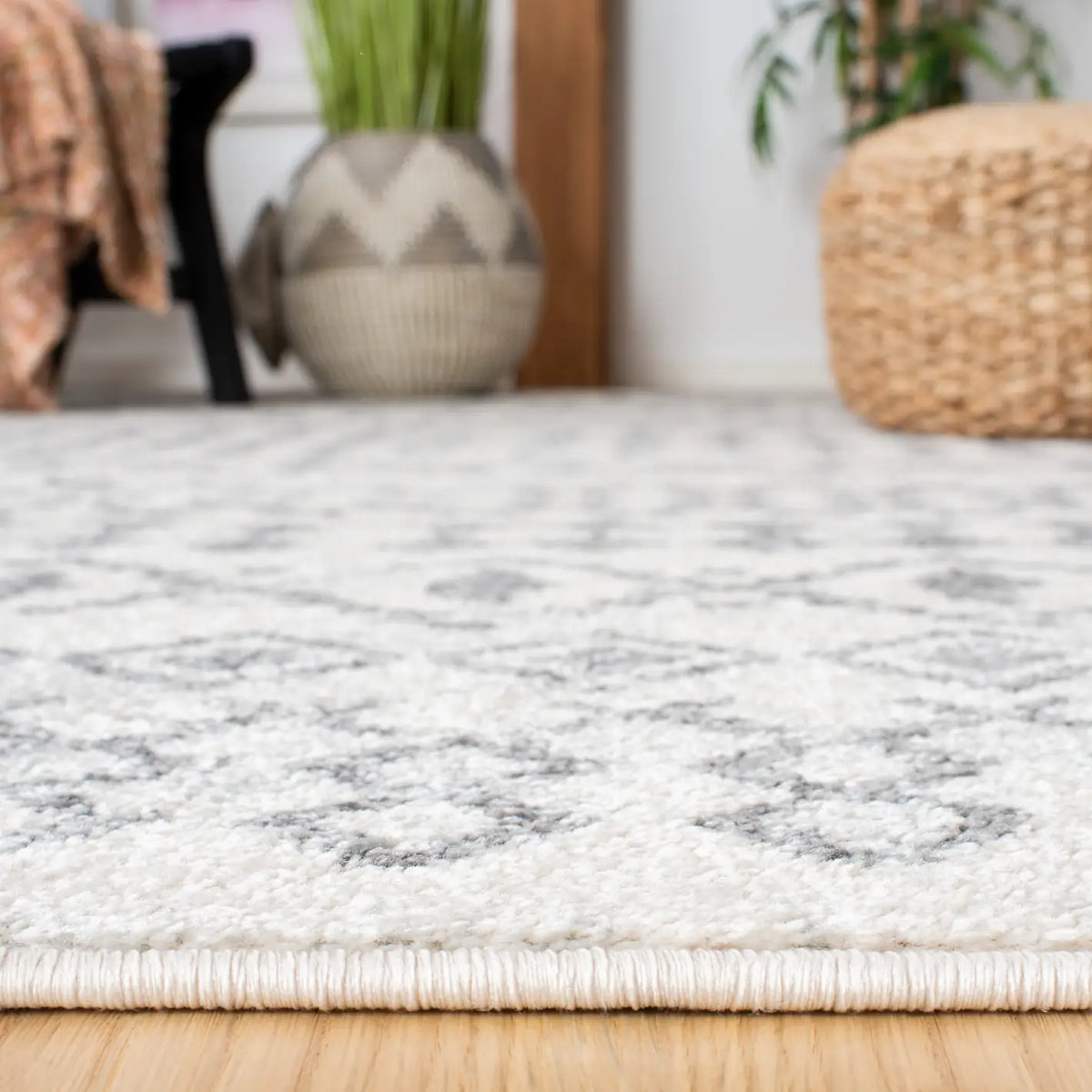 Safavieh Mercer 4'-0" x 6'-0" Rug in Ivory / Grey