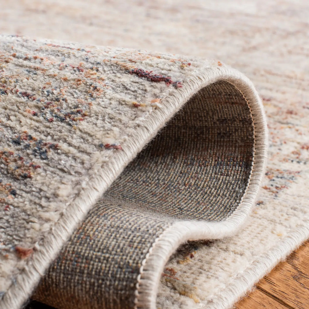 Safavieh Marvel 5'-1" x 7'-6" Rug in Beige / Gold