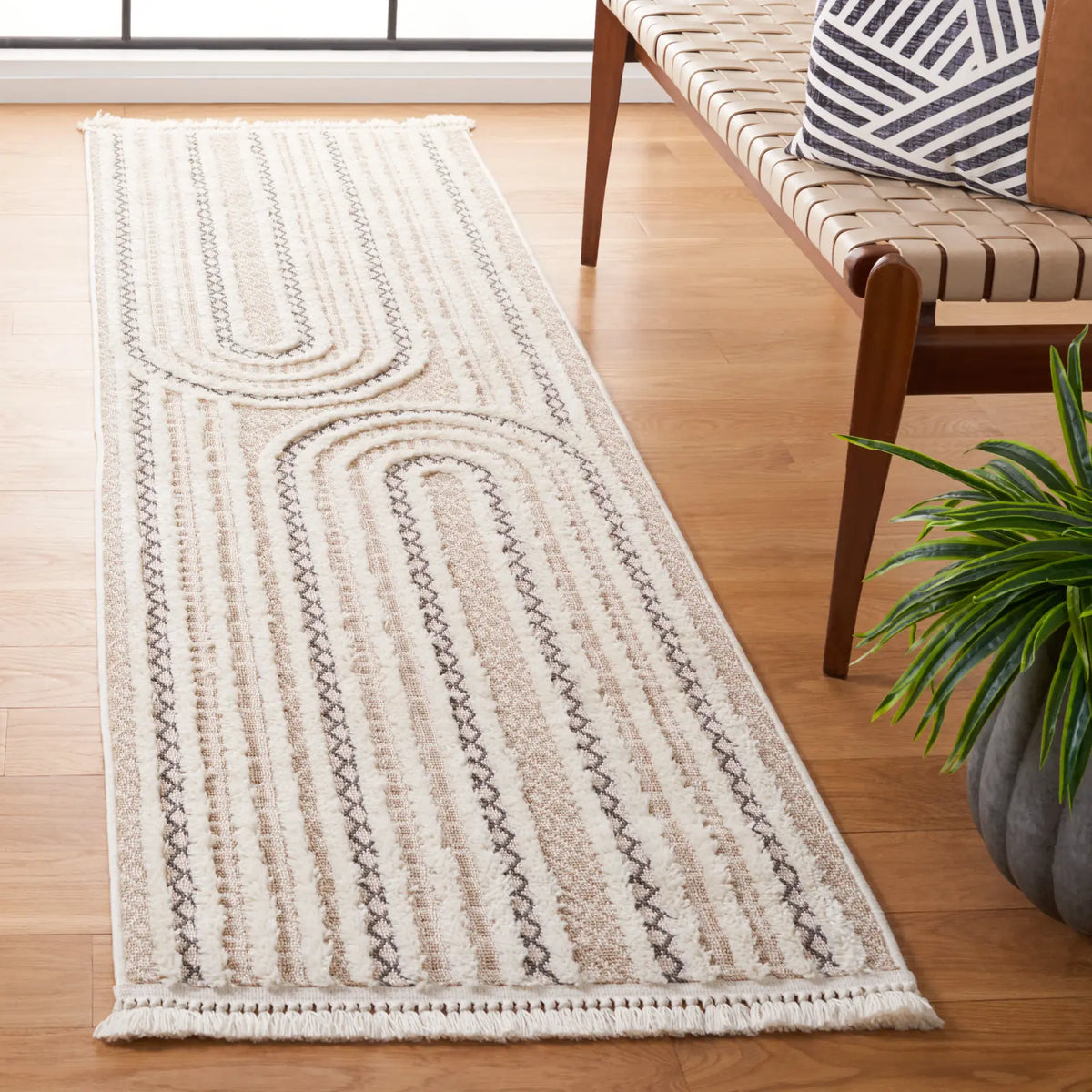 Safavieh Urban 2'-2" x 10'-0" Rug in Beige / Ivory