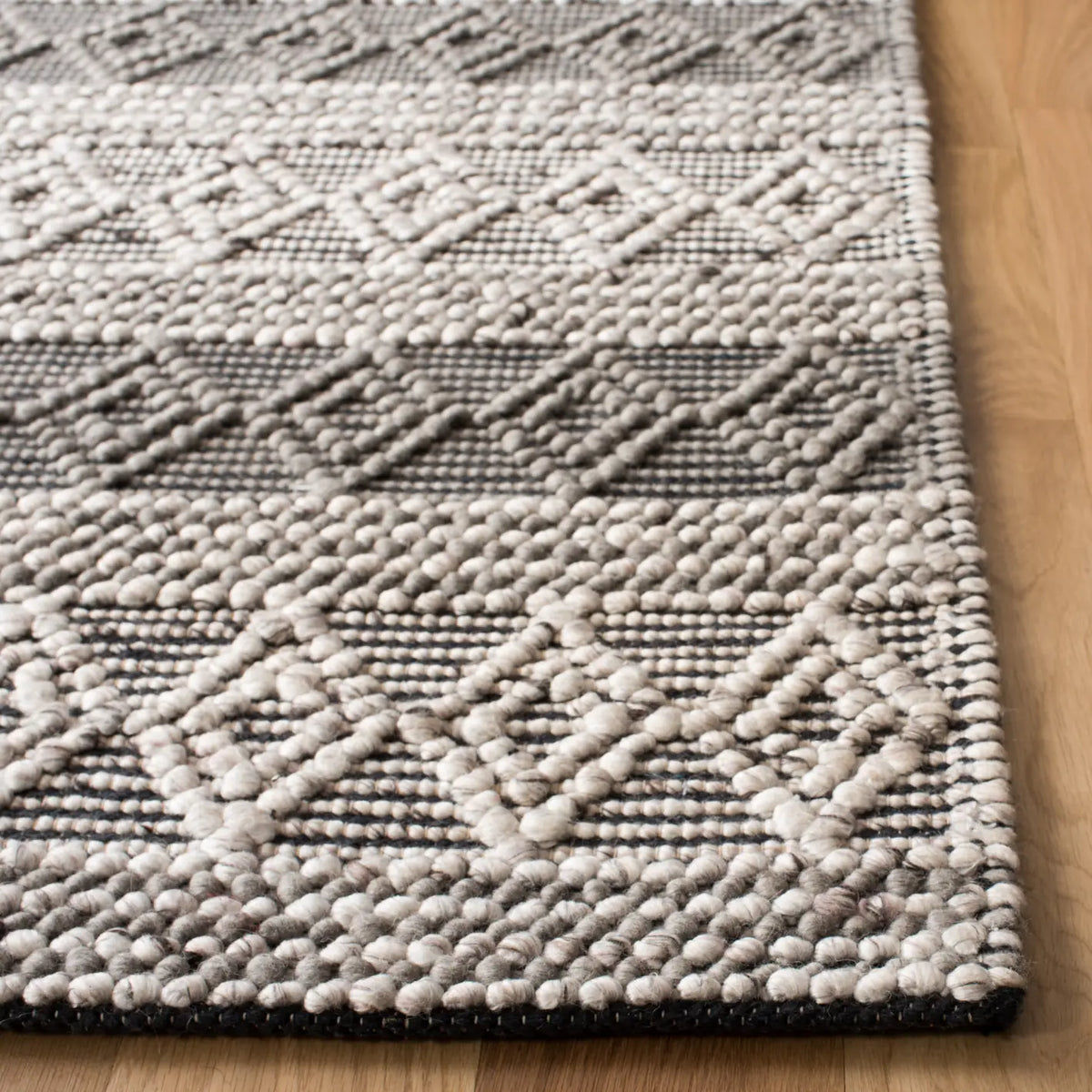 Safavieh Natura 5'-0" x 8'-0" Rug in Silver
