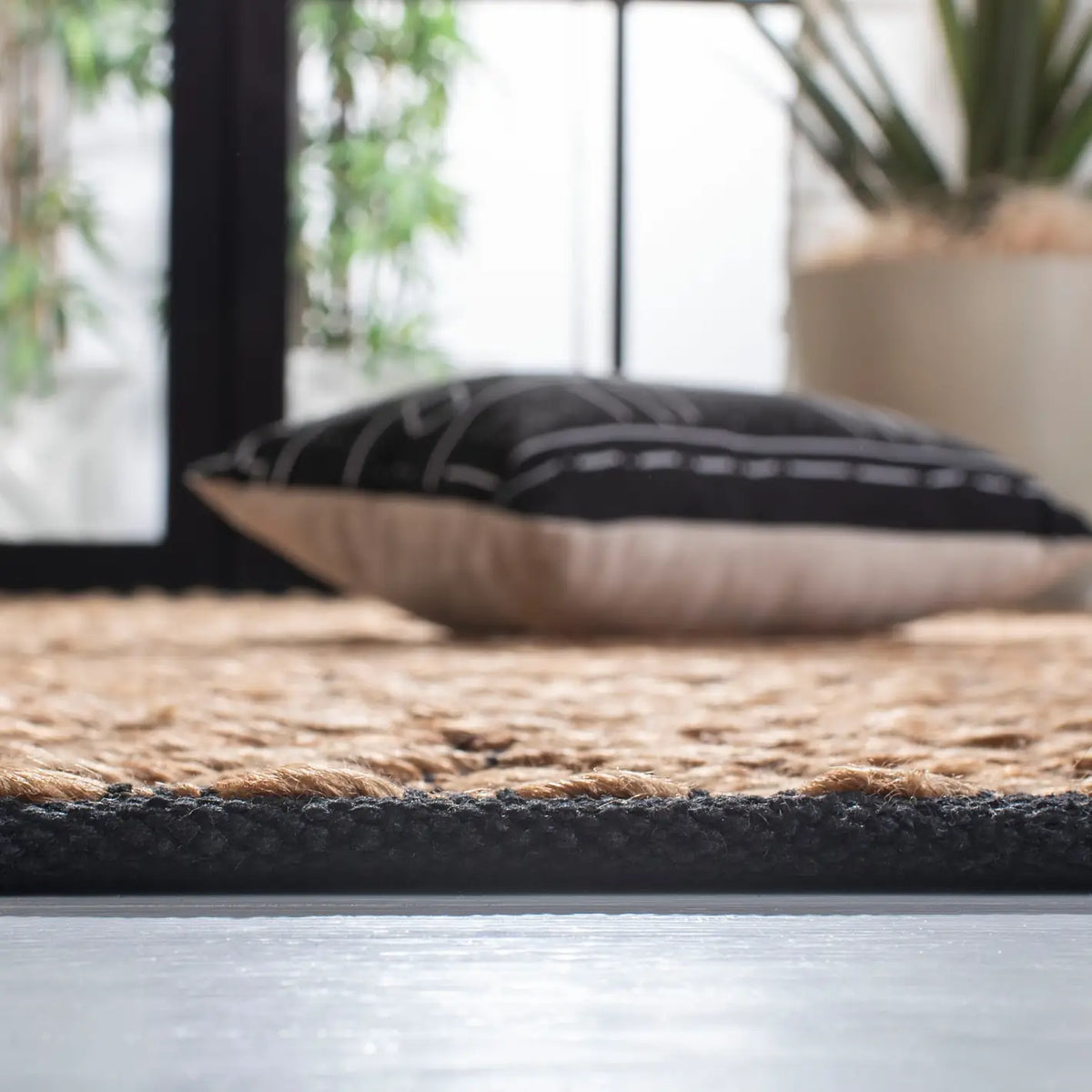 Safavieh Kilim 4'-0" x 6'-0" Rug in Natural / Black