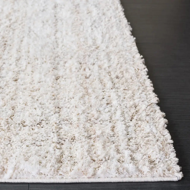 Safavieh Everett Shag 5'-3" x 7'-0" Rug in Ivory / Beige