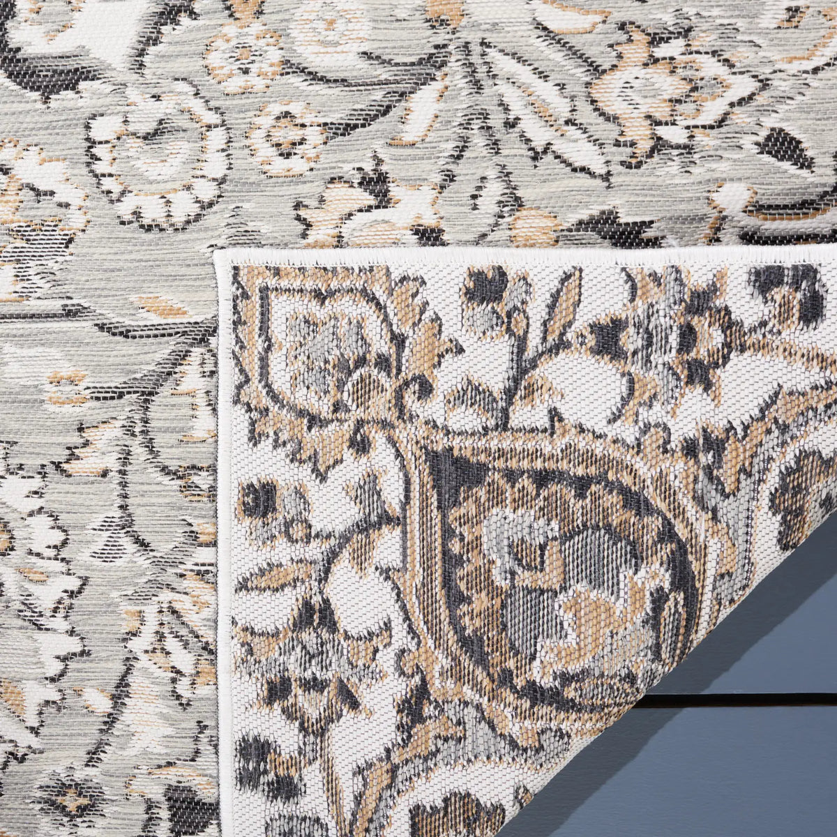 Safavieh Sunrise 5'-3" x 7'-7" Rug in Grey / Beige Black