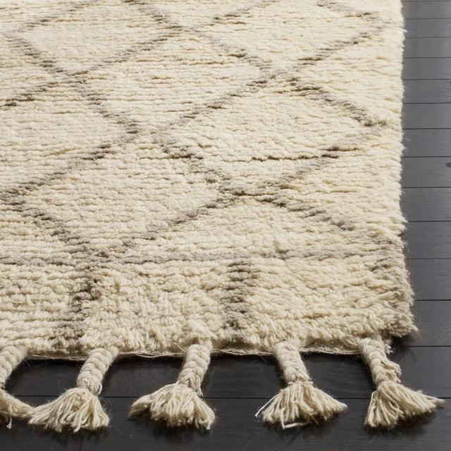 Safavieh Casablanca 6'-0" x 9'-0" Rug in Ivory / Light Grey