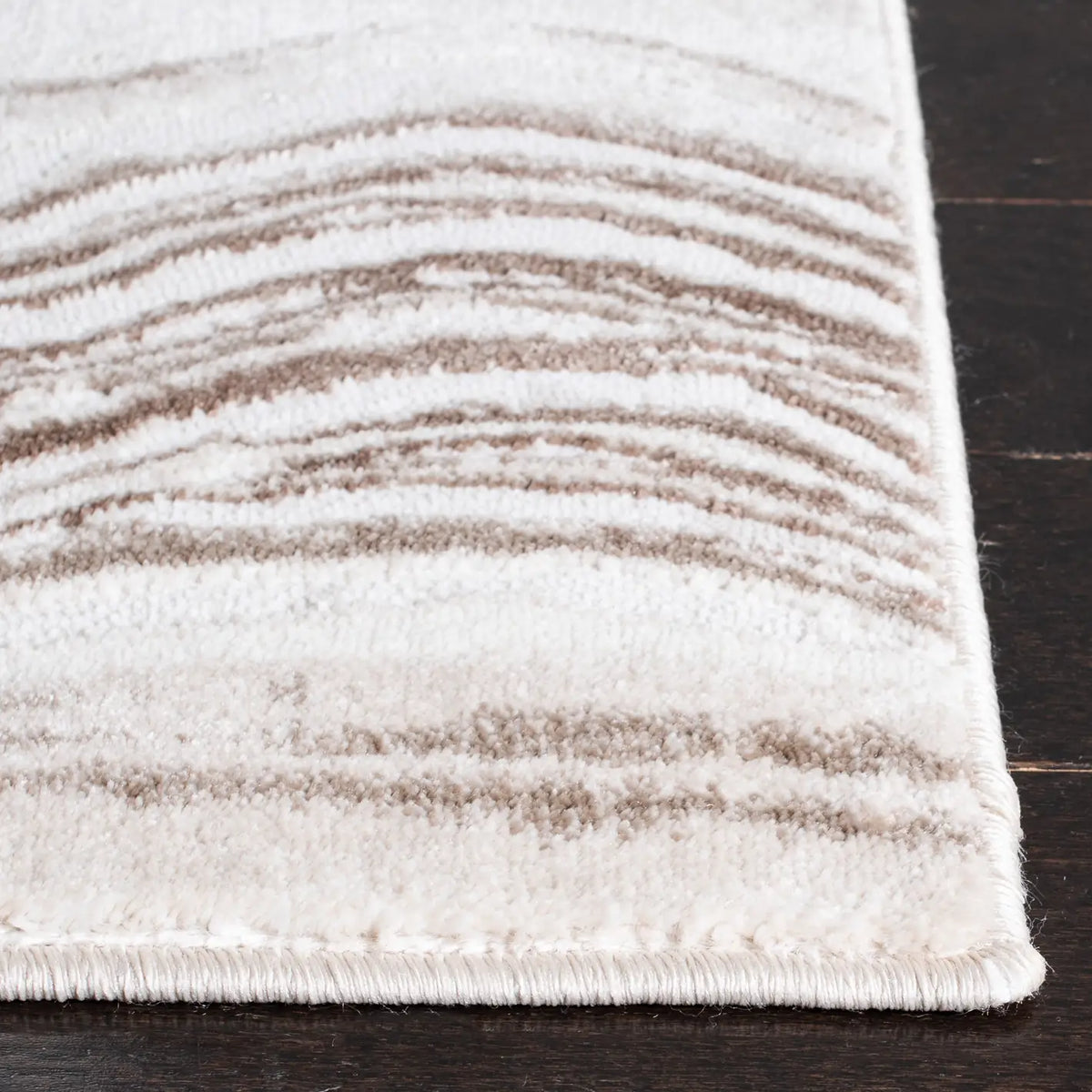 Safavieh Meadow 500 4'-0" x 6'-0" Rug in Beige / Brown