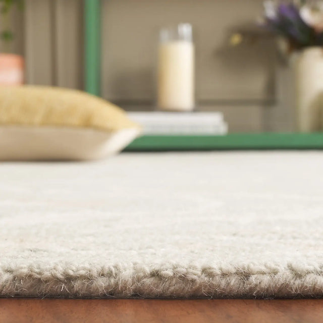 Safavieh Blossom 4'-0" x 6'-0" Rug in Light Grey / Ivory