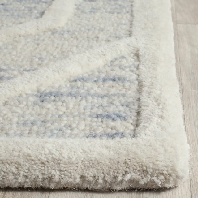 Safavieh Cambridge 4'-0" x 6'-0" Rug in Light Blue / Ivory