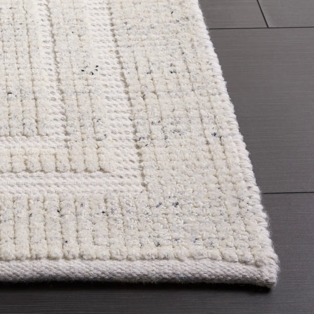 Safavieh Natura 4'-0" x 6'-0" Rug in Silver